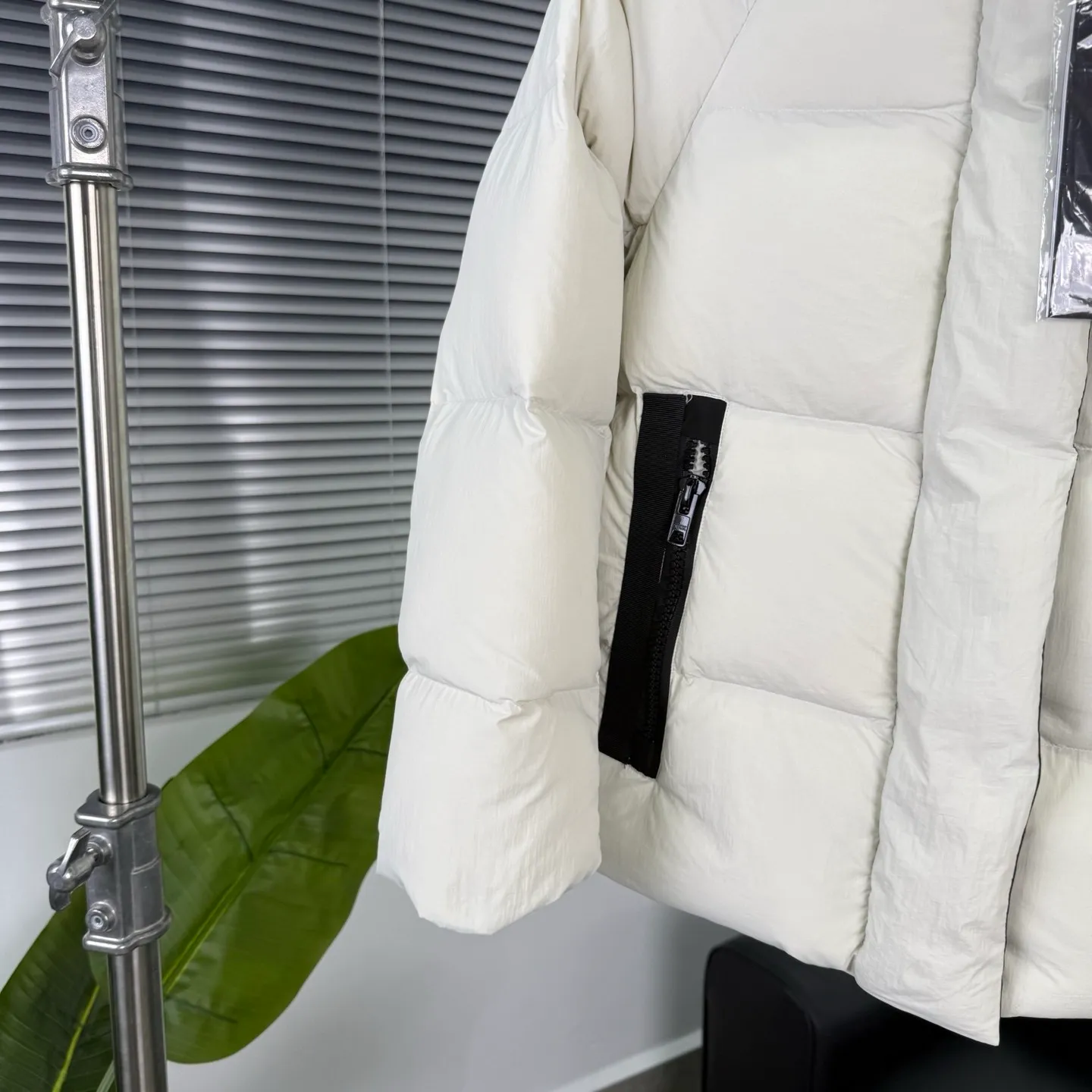 P800 Counter quality Highest quality 𝑪𝒂𝒏𝒂𝒅𝒂 𝑮𝒐𝒐𝒔𝒆Canada Goose Black Label Street Sewing Logo Short Down Jacket/Ouyang Nana Generation Unisex Product Color: Black, White 𝗦𝗶𝘇𝗲: 𝗫𝗦 𝗦 𝗠 𝗟 𝗫𝗟 𝗫𝗫𝗟